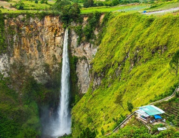 Air Terjun Sipiso-piso yang Menantang