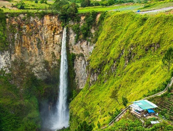 Air Terjun Sipiso-piso yang Menantang