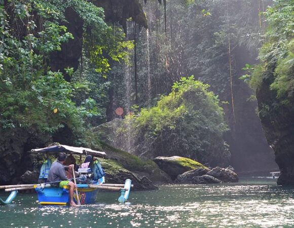 Di Green Canyon Badan Mengarung Sungai