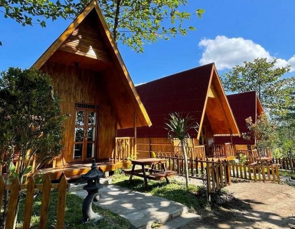 Vila Lembah Kelud Glamping Kayu yang Seru