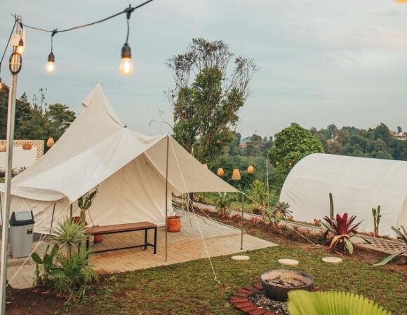 Kala Senja Glamping di Taman Bunga