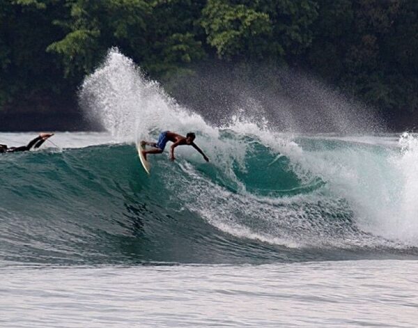 Pantai Batu Karas Pas buat Peselancar Pemula