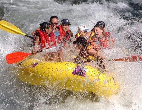 Ini Daftar Perlengkapan Pribadi Saat Arung Jeram