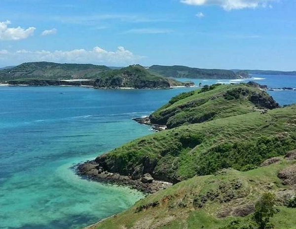 Bukit Merese Paduan Laut dan Padang Rumput