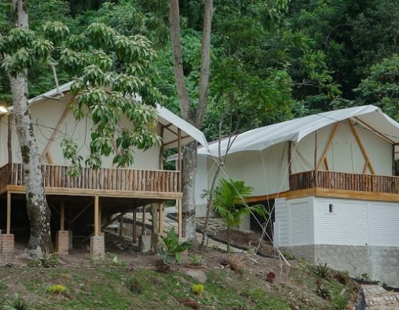 Teluk Sirih Glamping Padang Tepi Pantai