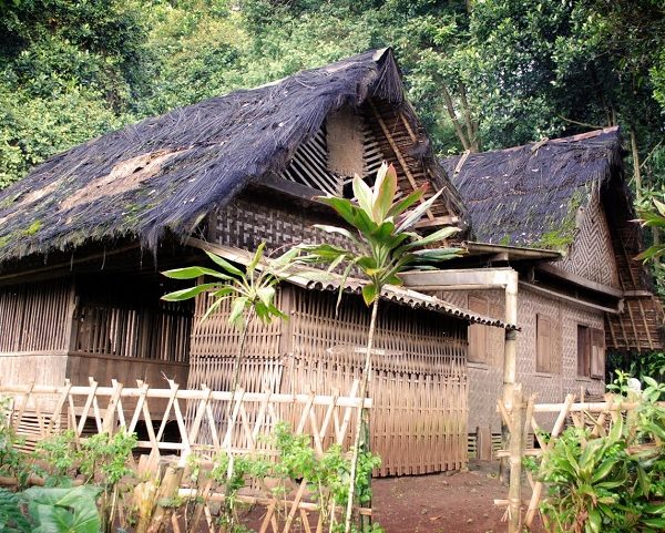 Bertandang ke Kampung Adat Cikondang