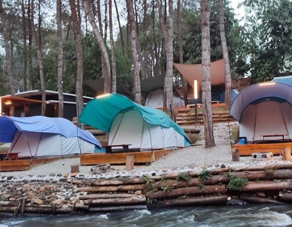 Talaga Pineus Glamping Seru Riverside