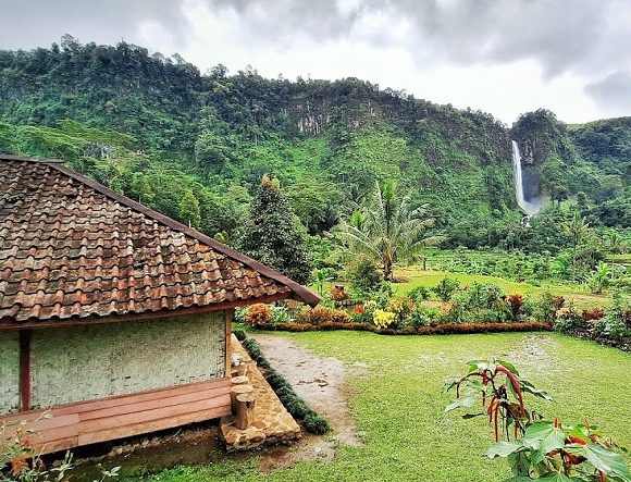 Rumah Abah Jajang Berlatar Curug Citambur