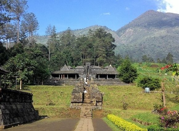 Wisata Karanganyar di Kaki Gunung Lawu