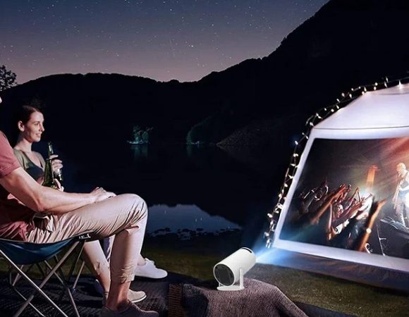 Projector HY300 Modal Putar Film di Glamping